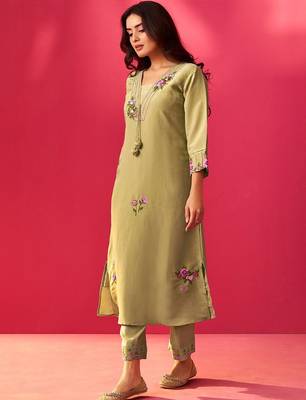 Women Floral Embroidered Regular Thread Work Kurta with Trousers 1