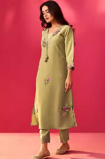 Women Floral Embroidered Regular Thread Work Kurta with Trousers