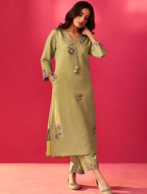 Women Floral Embroidered Regular Thread Work Kurta with Trousers 2