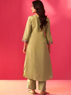 Women Floral Embroidered Regular Thread Work Kurta with Trousers 4