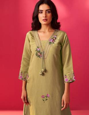 Women Floral Embroidered Regular Thread Work Kurta with Trousers 5