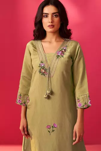 Women Floral Embroidered Regular Thread Work Kurta with Trousers