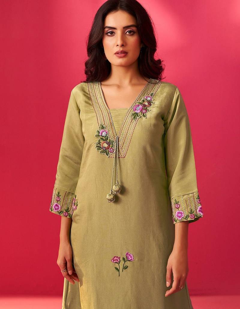 Women Floral Embroidered Regular Thread Work Kurta with Trousers