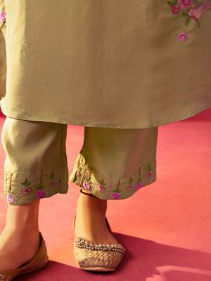 Women Floral Embroidered Regular Thread Work Kurta with Trousers 7