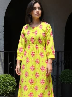 Women Floral Printed Regular  Cotton Kurta With Trousers 1
