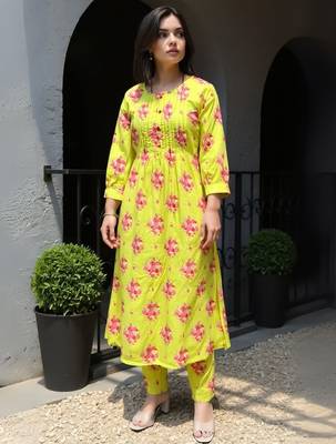 Women Floral Printed Regular  Cotton Kurta With Trousers 2
