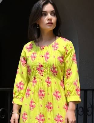 Women Floral Printed Regular  Cotton Kurta With Trousers 3