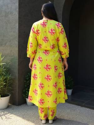 Women Floral Printed Regular  Cotton Kurta With Trousers 4