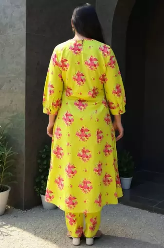 Women Floral Printed Regular  Cotton Kurta With Trousers