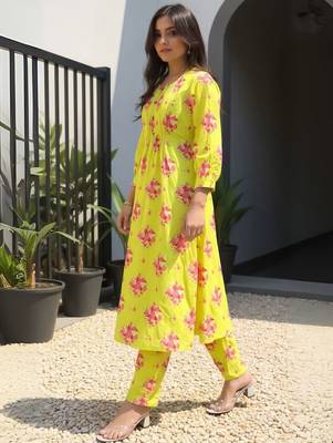 Women Floral Printed Regular  Cotton Kurta With Trousers 5