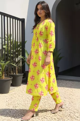 Women Floral Printed Regular  Cotton Kurta With Trousers