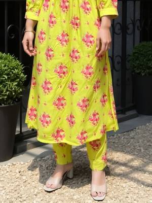 Women Floral Printed Regular  Cotton Kurta With Trousers 6