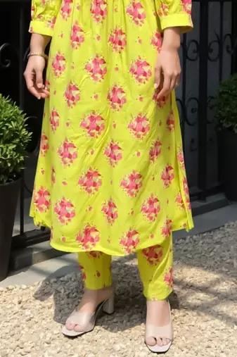 Women Floral Printed Regular  Cotton Kurta With Trousers