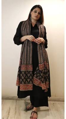 Black viscose chanderi solid kurta pant set with printed chanderi silk blend dupatta 3