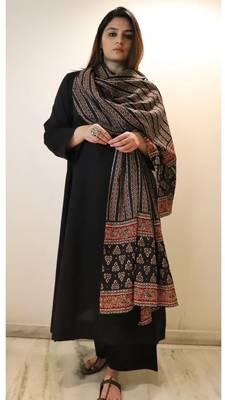 Black viscose chanderi solid kurta pant set with printed chanderi silk blend dupatta 4