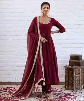 Maroon chanderi silk blend solid kurta pant set with solid silk blend dupatta 1