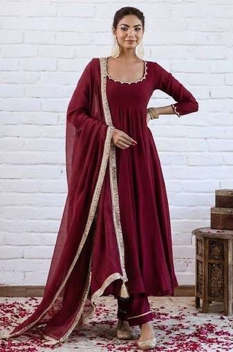 Maroon chanderi silk blend solid kurta pant set with solid silk blend dupatta