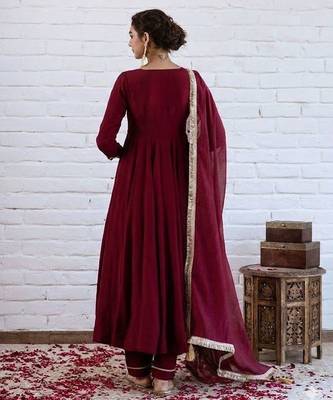 Maroon chanderi silk blend solid kurta pant set with solid silk blend dupatta 3