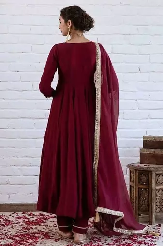 Maroon chanderi silk blend solid kurta pant set with solid silk blend dupatta