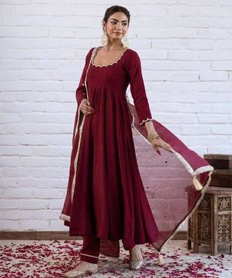 Maroon chanderi silk blend solid kurta pant set with solid silk blend dupatta 4