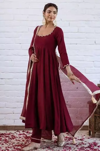 Maroon chanderi silk blend solid kurta pant set with solid silk blend dupatta