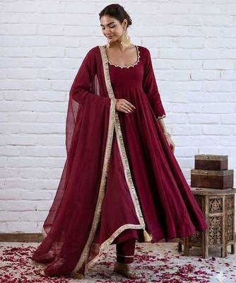 Maroon chanderi silk blend solid kurta pant set with solid silk blend dupatta 5