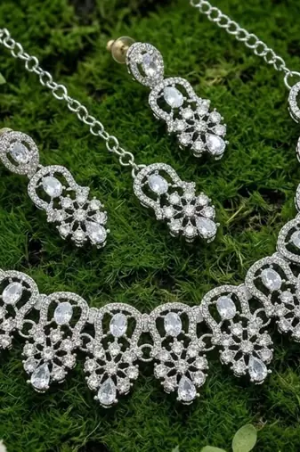 white rhodium-plated agate stone necklace set with earrings & maang tikka