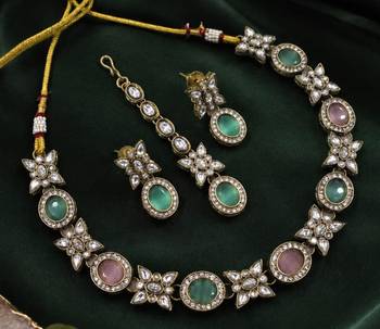 pink pista mehndi-plated agate stone necklace set with earrings & maang tikka 2