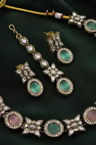 pink pista mehndi-plated agate stone necklace set with earrings & maang tikka