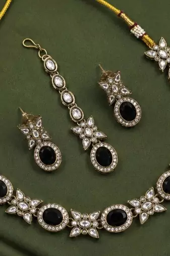black mehndi-plated agate stone necklace set with earrings & maang tikka