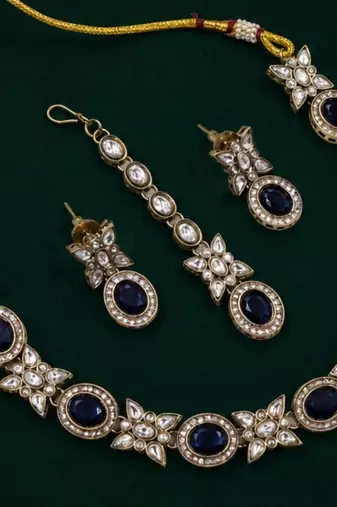 blue mehndi-plated agate stone necklace set with earrings & maang tikka