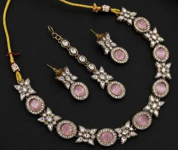 baby pink mehndi-plated agate stone necklace set with earrings & maang tikka 2