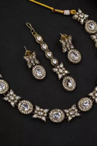 white pink mehndi-plated agate stone necklace set with earrings & maang tikka