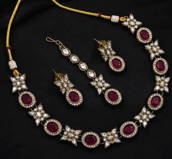 maroon pink mehndi-plated agate stone necklace set with earrings & maang tikka 2