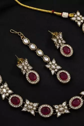 maroon pink mehndi-plated agate stone necklace set with earrings & maang tikka