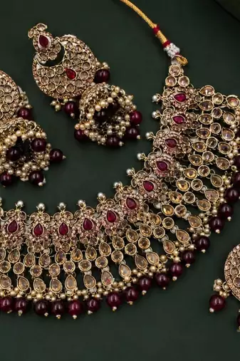maroon mehndi-plated agate stone necklace set with earrings & maang tikka