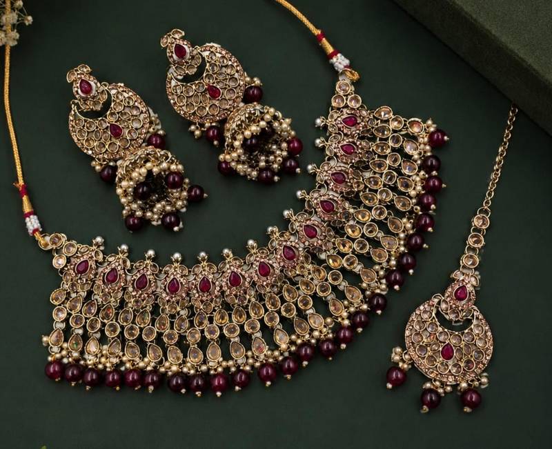 maroon mehndi-plated agate stone necklace set with earrings & maang tikka
