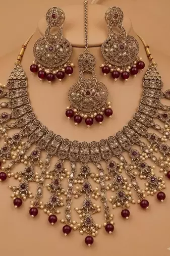 maroon mehndi-plated agate stone necklace set with earrings & maang tikka