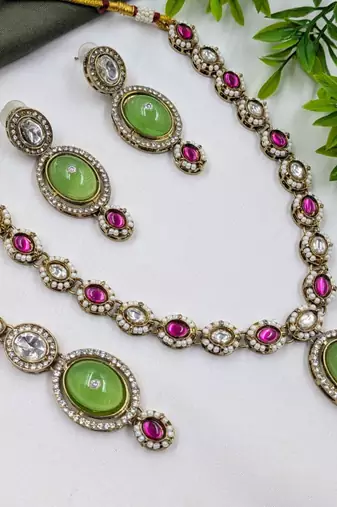 pista mehndi-plated agate stone necklace set with earrings & maang tikka