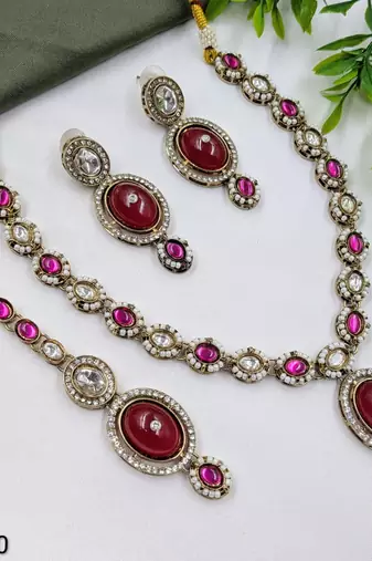 maroon mehndi-plated agate stone necklace set with earrings & maang tikka