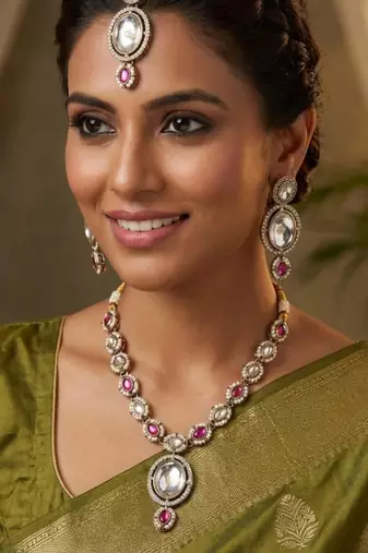 white mehndi-plated agate stone necklace set with earrings & maang tikka