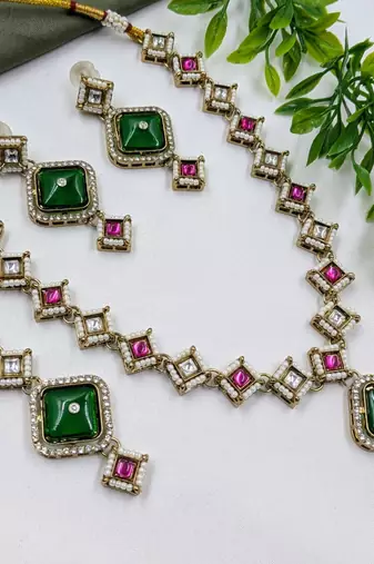 green mehndi-plated agate stone necklace set with earrings & maang tikka