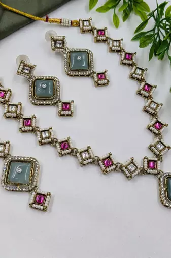 pista mehndi-plated agate stone necklace set with earrings & maang tikka