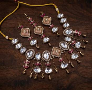 pink mehndi-plated agate stone necklace set with earrings & maang tikka 2