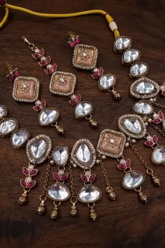 pink mehndi-plated agate stone necklace set with earrings & maang tikka