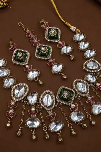 green mehndi-plated agate stone necklace set with earrings & maang tikka
