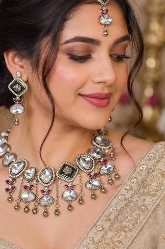  pista mehndi-plated agate stone necklace set with earrings & maang tikka