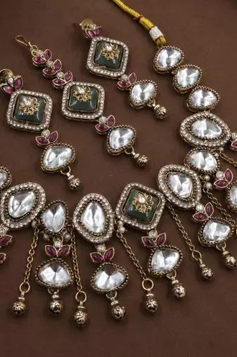  pista mehndi-plated agate stone necklace set with earrings & maang tikka