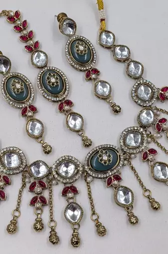pista mehndi-plated agate stone necklace set with earrings & maang tikka