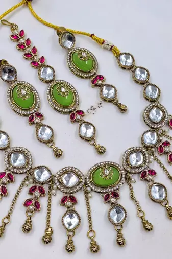 pista mehndi-plated agate stone necklace set with earrings & maang tikka